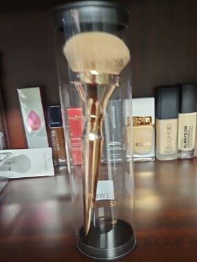Gold Powder Makeup Brush with Beige Bristles